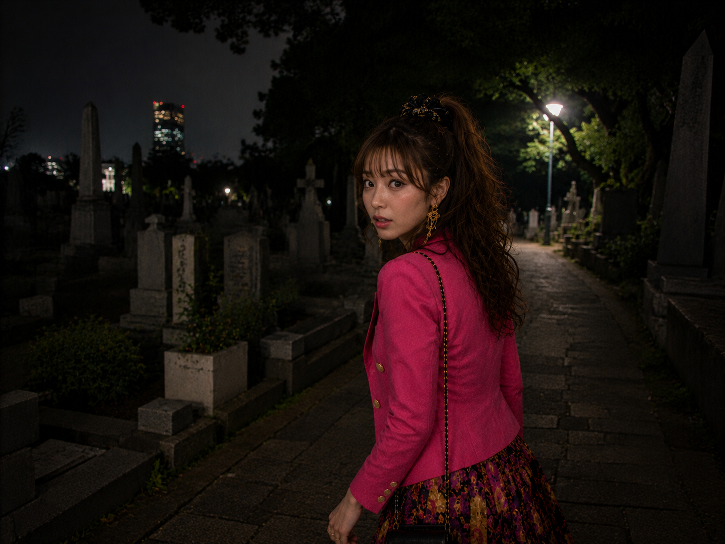 夜の霊園で振り返るエリカ