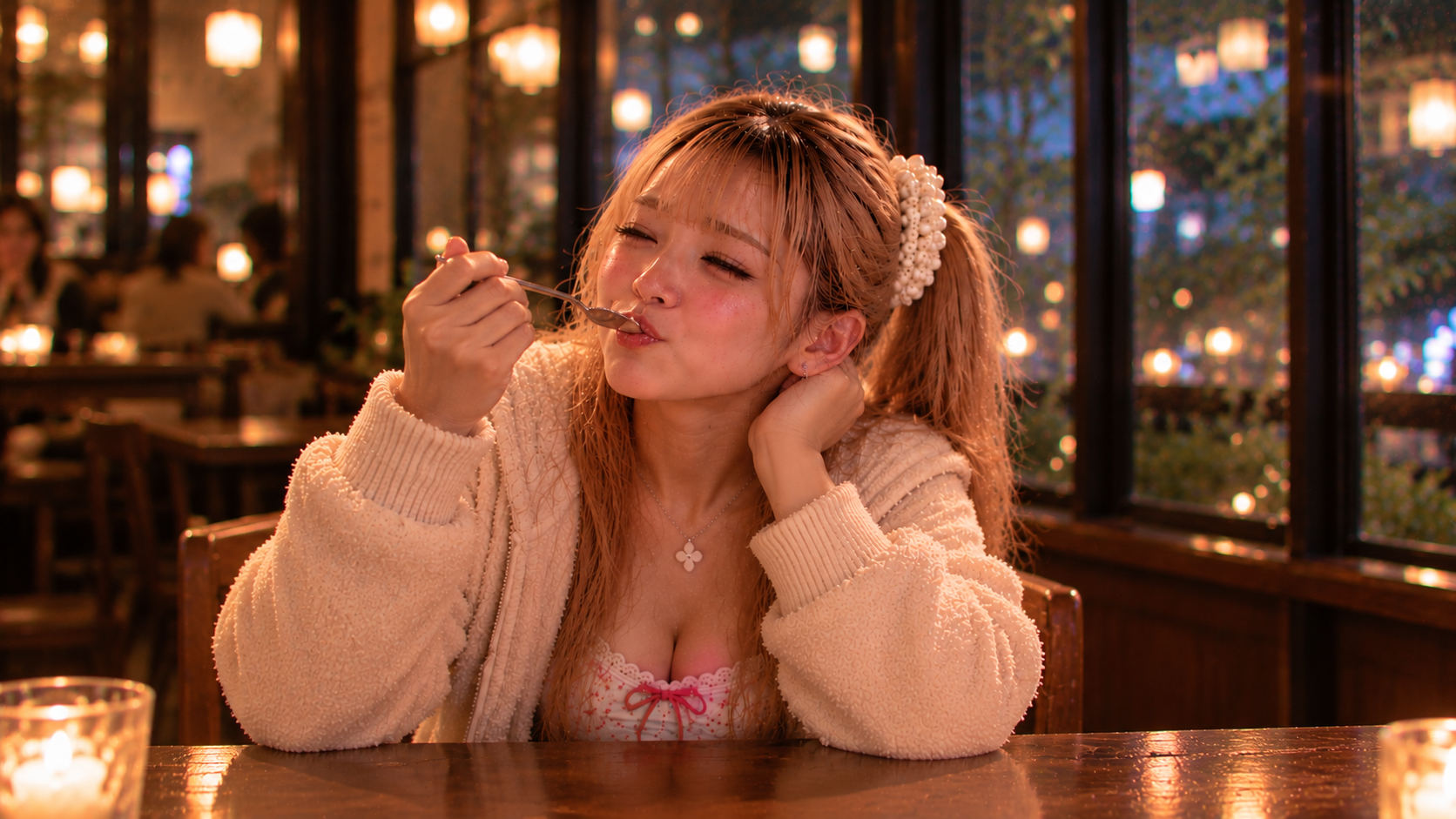 パフェを食べて幸せそうなエリカ