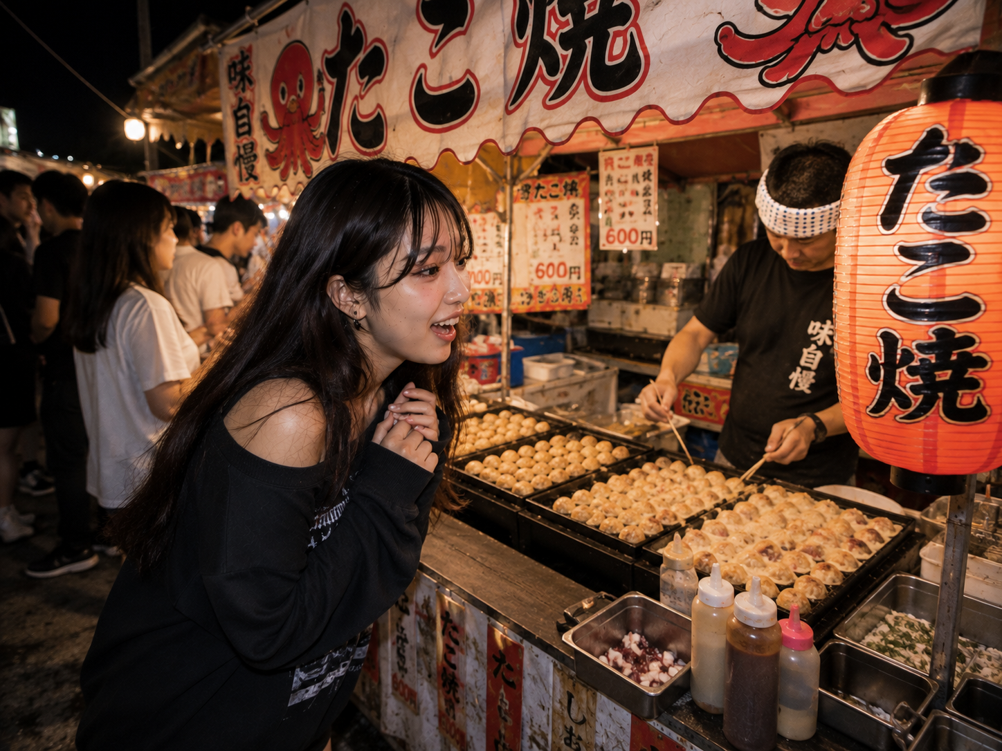 夏祭りの屋台で焼かれるたこ焼き